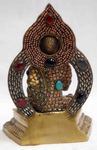 Statue de Bouddha assis adossé à une stèle décorée de pierres semi-précieuses