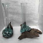 Grand porte plante en verre moulé sur une racine de teck