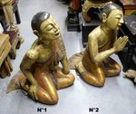 grande statue en bois de moine en pri&egrave;re