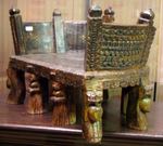 Ancien autel ou reliquaire en bois peint sculpté