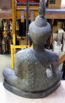 grande statue de Bouddha assis en prière en bronze moulé