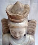 Ancienne statue de Bouddha sur une fleur de lotus en marbre blanc dor&eacute; &agrave; l'or fin