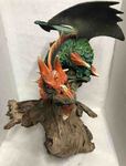 Grande statue de dragon les ailes déployées en pâte à bois