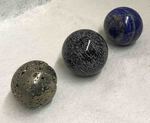 Sphère en pierre de pyrite, obsidienne neige et lapis lazuli