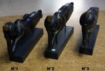 petite statues de Bouddha en bois allongée sur un socle