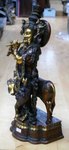 statue de Krishna en bronze moul&eacute; avec une vache sacr&eacute;e
