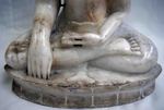 Ancienne statue de Bouddha assis en marbre blanc dor&eacute; &agrave; l'or fin