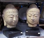 t&ecirc;te de Bouddha en pierre sur socle en bois