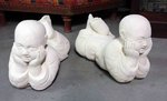 duo d�enfants allong&eacute;s en pierre