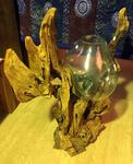 Porte plante en verre moulé sur racine de teck