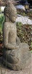 Bouddha assis en lotus en pierre de lave naturelle