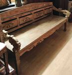 Grand banc en bois sculpté