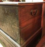 Grand coffre ou malle de rangement en bois sculpté sur roulette