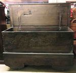 Grand coffre ou malle de rangement en bois sculpté sur roulette