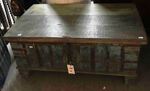 Grand coffre ancien ou malle de rangement en bois