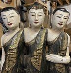 Grande statue de Bouddha avec des moines en bois peint