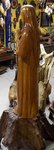 statue de la vierge marie en bois sur une racine