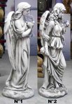 statue d'ange avec des ailes portant un oiseau