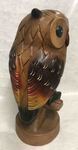 Grande statue de chouette en bois sur une branche