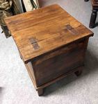 Coffre ou malle de rangement en bois ancien