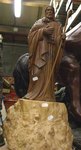 statue en bois du Christ berger avec un mouton