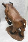 Statue de taureau en bois