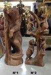 sculpture d'ours debout et de oursons sur un arbre