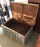 Grand coffre ancien ou malle de rangement en bois
