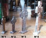 croix celtique en bois peinte sur pied