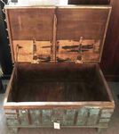 Grand coffre ancien ou malle de rangement en bois