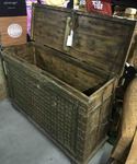 Grand coffre ou malle en bois