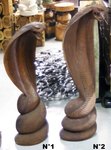 grande statue de cobra naja lev&eacute; en bois