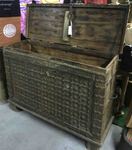Ancien grand coffre ou malle en bois