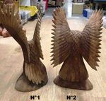 Grande statue d'aigle aux ailes déployées en bois finement sculpté