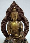 Statue de Bouddha adossé à une stèle décorée de pierres semi-précieuses