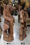 statue d'un ours debout et de oursons en bois sur un arbre