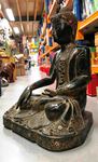 Grande statue de Bouddha assis en bois peint et dor&eacute;