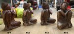 Statue de Bouddha assis la tête sur le genoux en bois