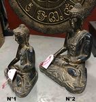 Petite statue de Bouddha assis en bois peint et dor&eacute;
