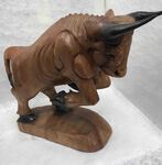 Grande sculpture de taureau en bois