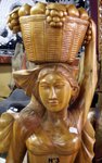 grande statue de femme debout en bois