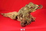 grand crapaud &agrave; 3 pattes sur un morceau de bois