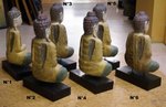 petite statue de Bouddha assis en bois sur socle
