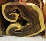 Table dans une souche de bois de teck