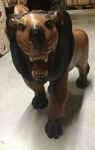 Grande statue de lion rugissant en bois de suar