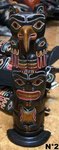 petit totem en bois peint