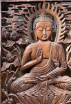 Grand cadre en bois sculpté d'un Bouddha