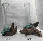 Porte plante en verre moulé sur une racine de teck
