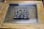 table haute en bois sculpt&eacute; et en verre