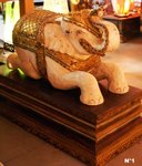 couple grande statue d'éléphant allongé en bois
